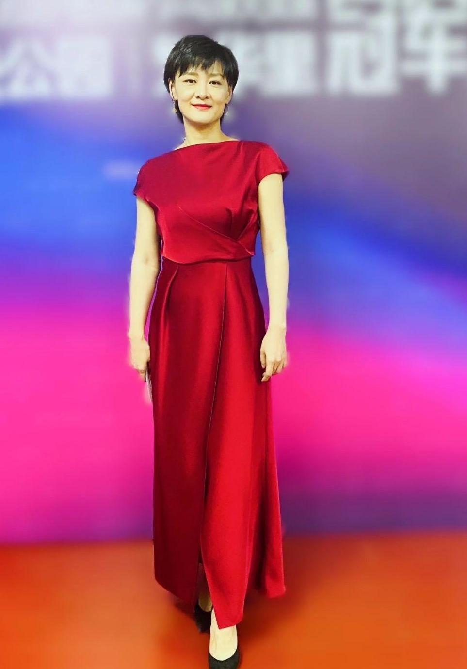央视出来的主持人气质都好,李小萌穿红裙踩高跟鞋,老了也漂亮!