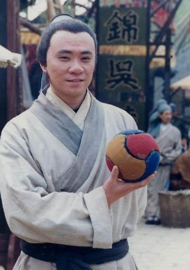 央视版《水浒传》花荣和高俅是亲兄弟?因相貌差距,二人发展不同