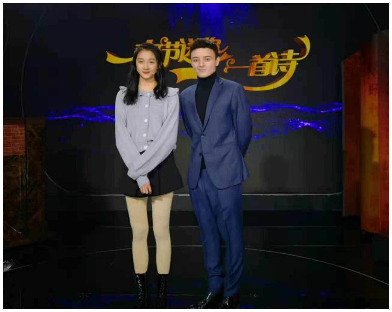而在和差不多年龄,身高相仿的关晓彤合照时,阿尔法则与她保持一定距离