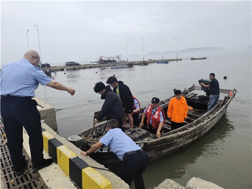 金州三名少年海钓遇险，民警驾渔船上演“极速营救”