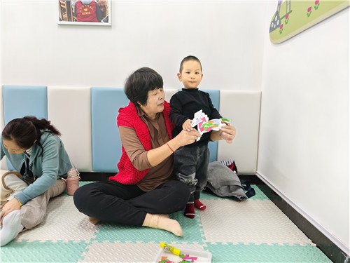 剪纸小马穿上“花衣服”!常江湾社区亲子早教活动萌趣开锣 剪纸小马穿上“花衣服”!常江湾社区亲子早教活动萌趣开锣