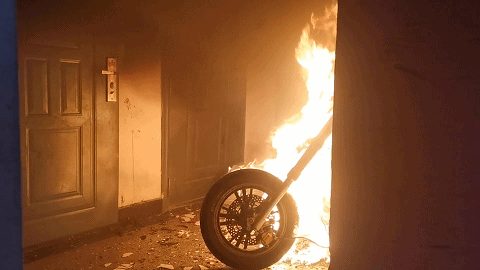 电动车起火火灭了车废了