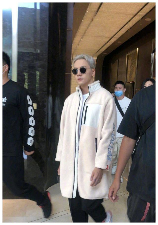 陈伟霆参加上海活动,银发搭配白色外套更显帅气|陈伟霆|头发|地图