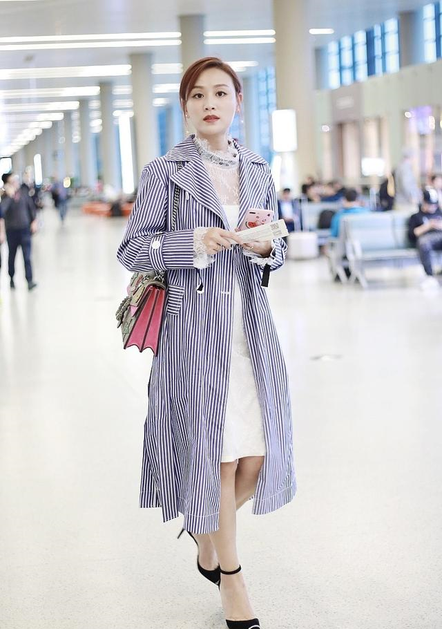 叶一茜现身走机场,风衣配白裙气质清新,红白蓝搭配清爽又减龄