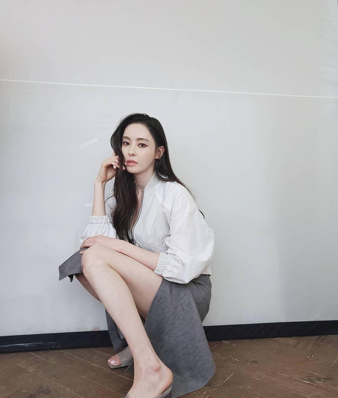 长腿冻龄美貌被指力压宋智雅?__财经头条