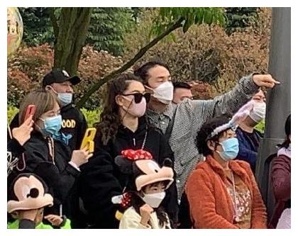 戚薇李承铉甜蜜秀恩爱，一家三口同游迪士尼，力破婚变传闻休闲区蓝鸢梦想 - Www.slyday.coM