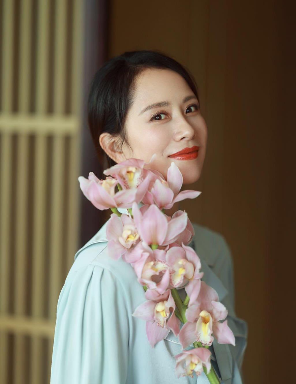 海清老师衣品真好,穿浅蓝色调,满满的清爽感,很圈粉