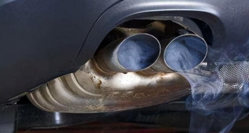 汽车的尾气有汽油的味道说明空气中有汽油,可是新车往往不会漏油,油路