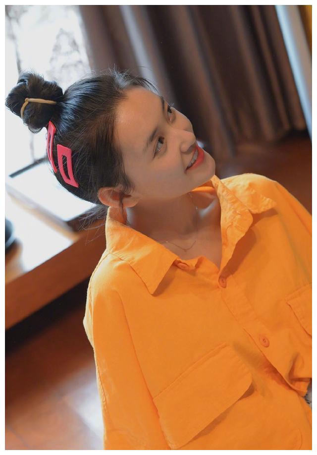 蒋依依丸子头俏皮生活照