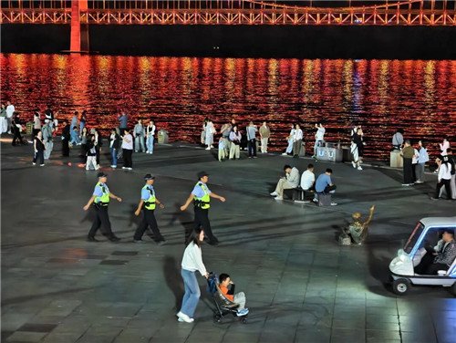日均出动5000余名警力!大连公安护万家团圆 守“双节”平安 日均出动5000余名警力!大连公安护万家团圆 守“双节”平安