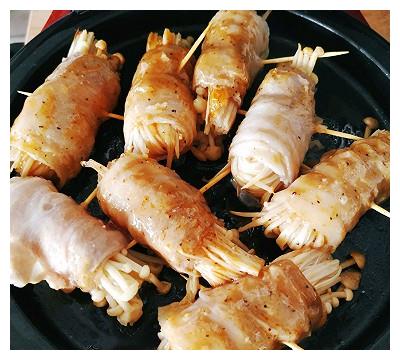 1,五花肉切成薄片,卷上金针菇.用牙签固定.烤盘刷一层油,平铺.