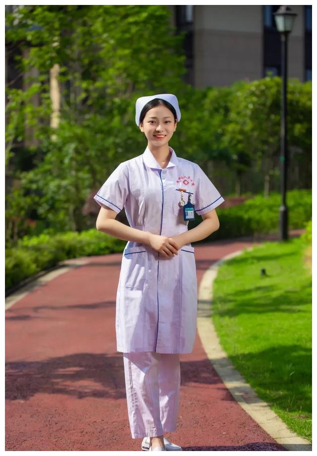 站姿握手礼坐姿推治疗车端治疗盘电话礼仪引领早上8点,青年护士们整装