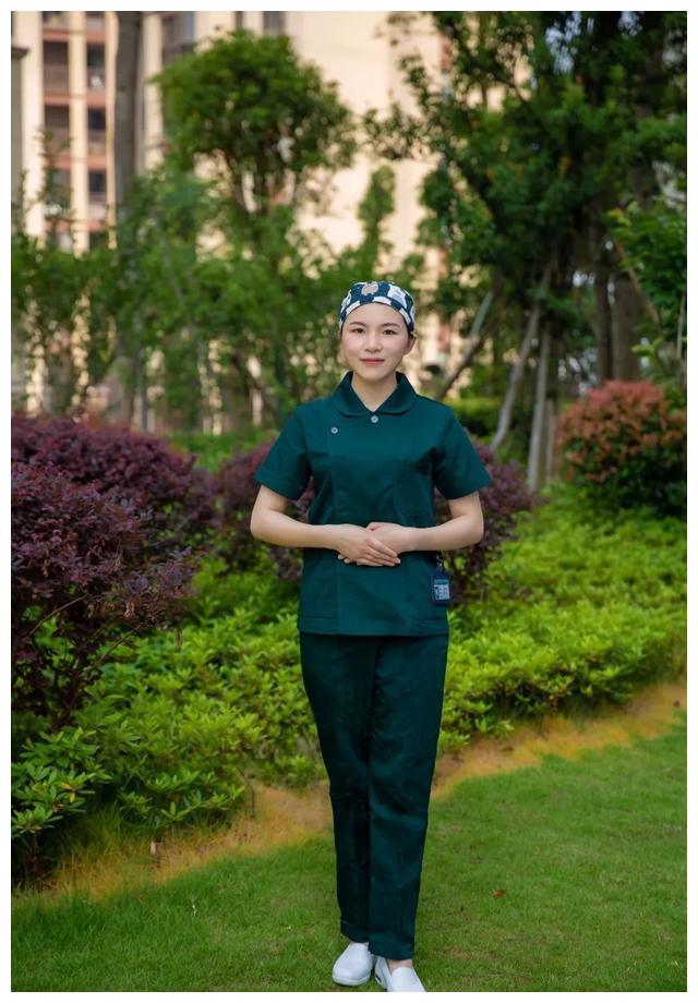 站姿握手礼坐姿推治疗车端治疗盘电话礼仪引领早上8点,青年护士们整装