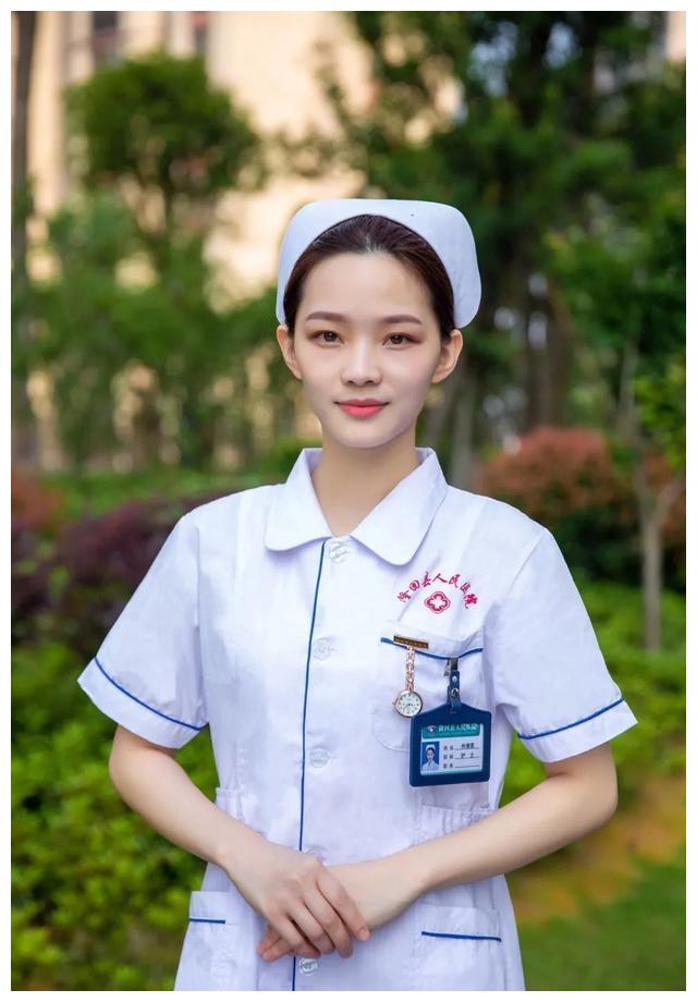 护士微笑礼仪图片