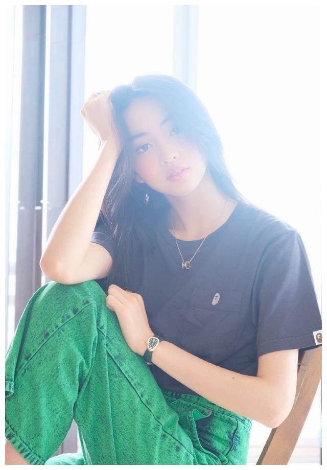 木村光希营业分享与爱犬玩耍照,穿灰t搭绿色牛仔裤轻松随性