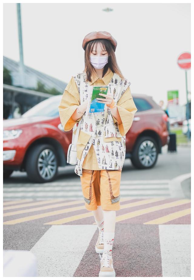 "创作才女"陈雪凝现身机场,复古穿搭文艺感十足