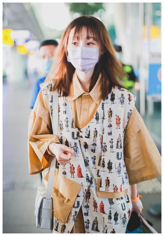 "创作才女"陈雪凝现身机场,复古穿搭文艺感十足