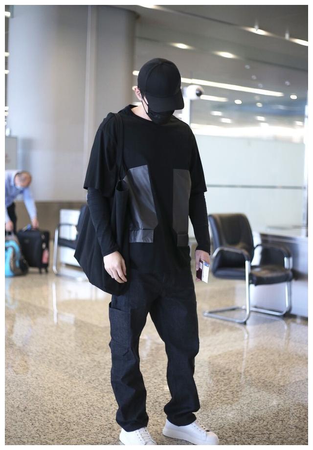 胡歌低调现身机场,一袭黑色掩盖不住帅气,头戴棒球帽超帅气