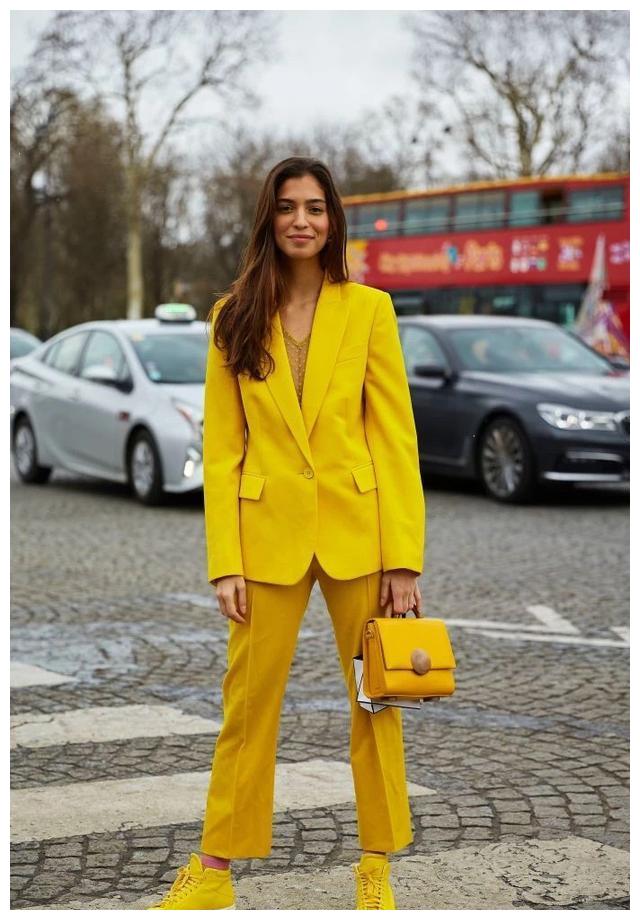 秋天想穿黄色衣服这3个黄色正流行选一个穿就够美了
