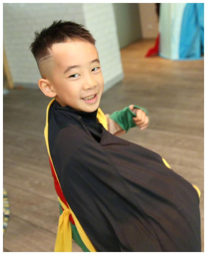 从相关的照片中我们可以非常清楚的看到,小时候的陈小春就是一个身材