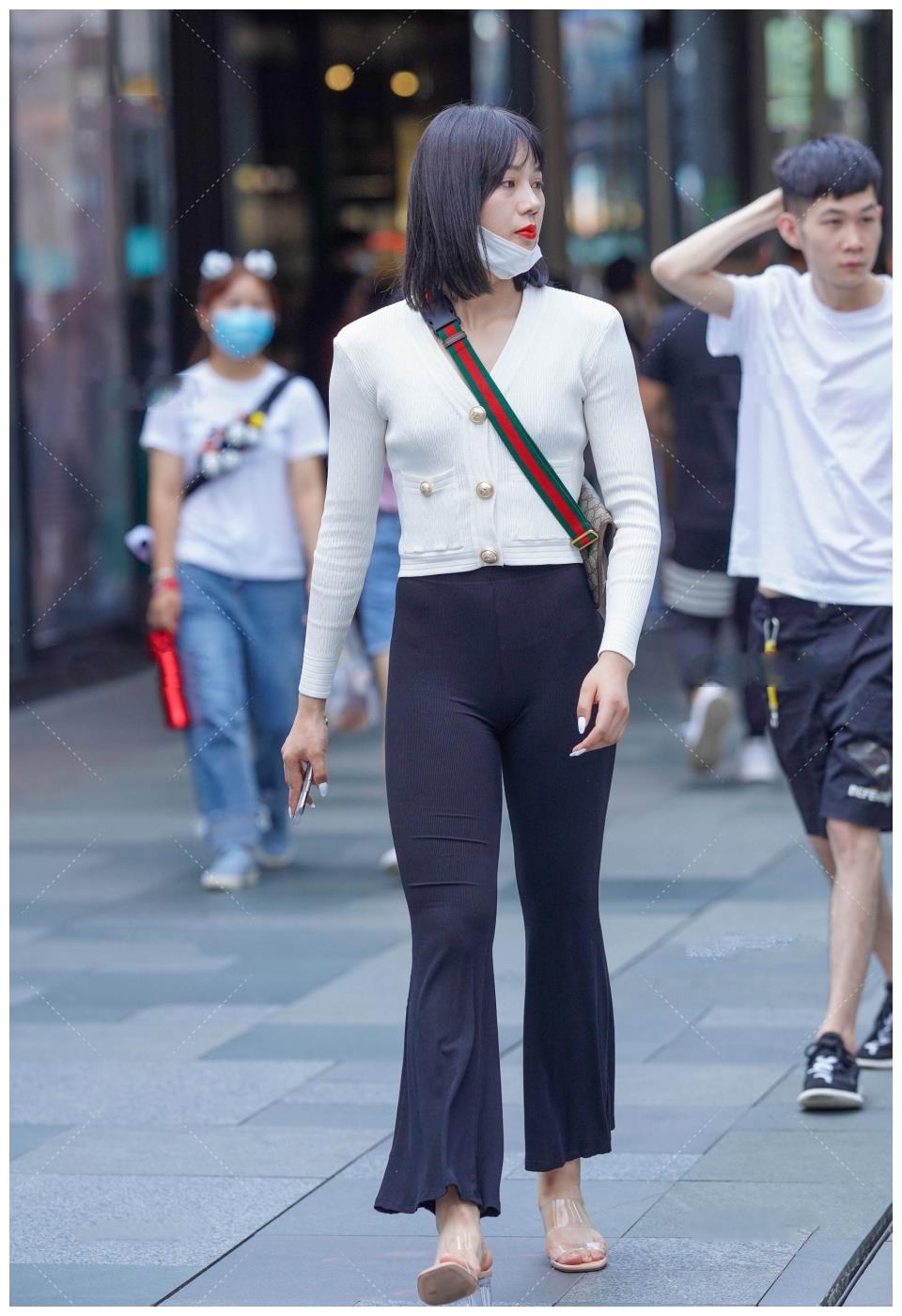 街拍:白色短款针织衫搭配黑色阔腿裤,简单清爽时尚大气