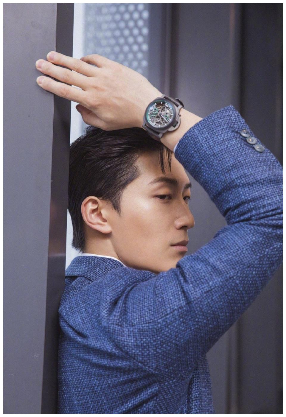 窦骁身穿蓝色西装外套干净内敛,利落有型的身姿更添魅力|窦骁|身姿|有