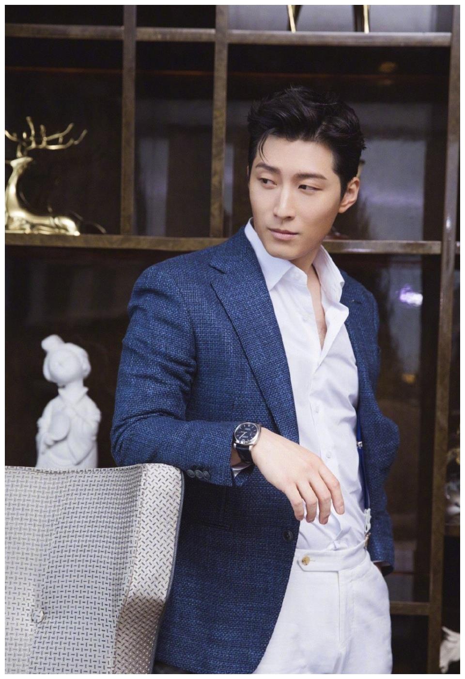 窦骁身穿蓝色西装外套干净内敛利落有型的身姿更添魅力