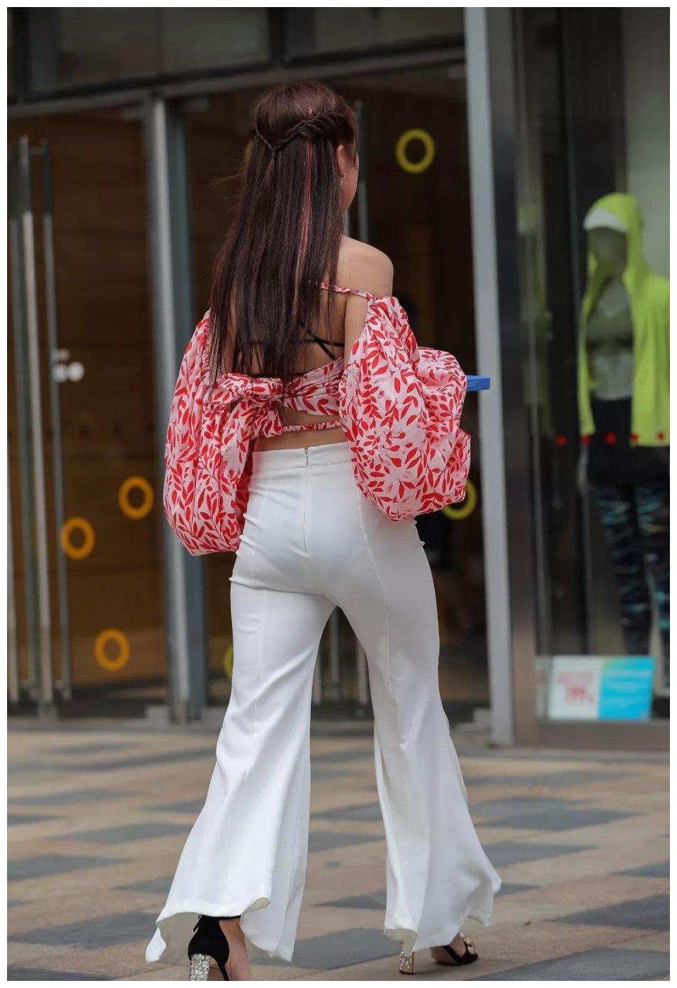 乙烯妹妹:白色喇叭裤搭配休闲上衣,显身材,还有女人味
