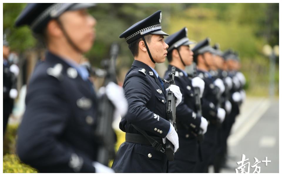 佛山公安举行首个中国人民警察节升警旗仪式当天上午,伴随着雄壮的