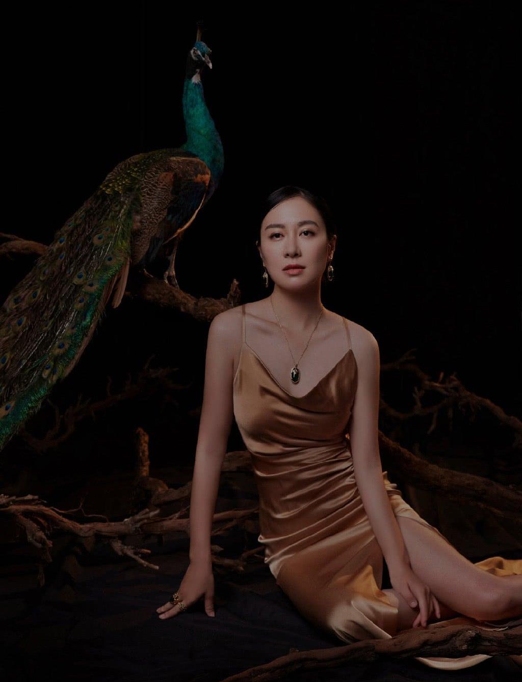 39岁叶璇终于秀身材,穿丝质吊带开叉长裙坐地上,美得让人心醉_高清