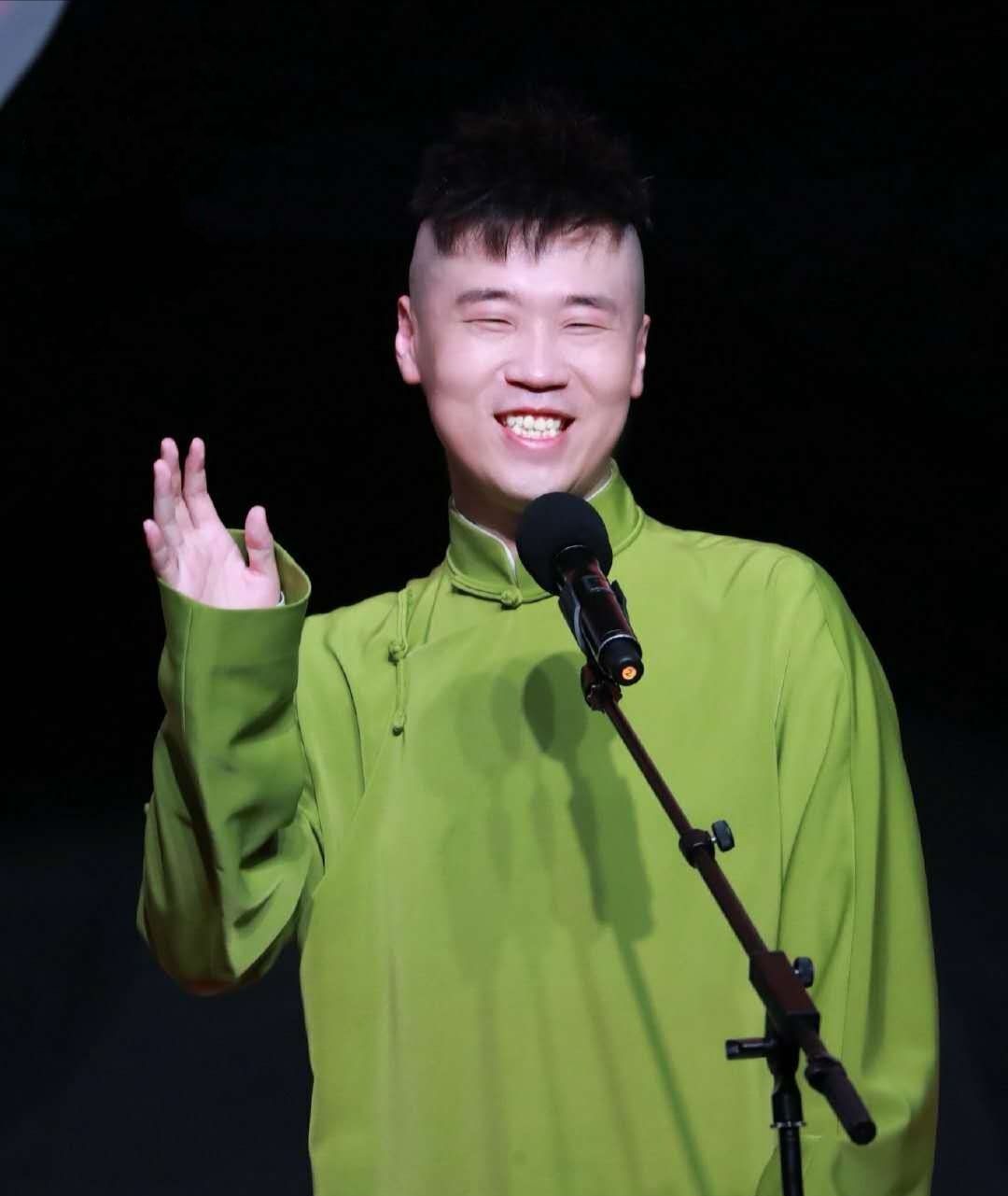 张云雷杨九郎秋香色大褂