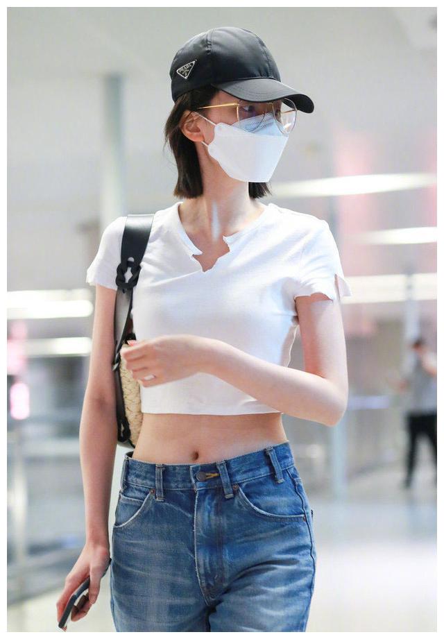 乔欣露脐性感私服机场