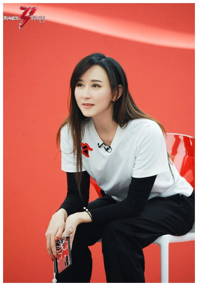 胡静,吉克隽逸和周笔畅三人选择表演的歌曲《不屑完美》的难度是属于