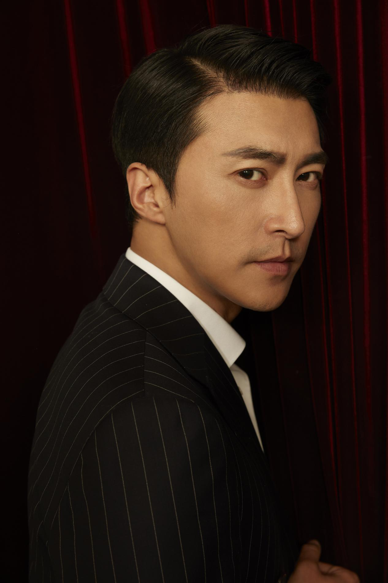 《传闻中的陈芊芊》张皓承质感写真上线 黑色条纹西装显绅士型格