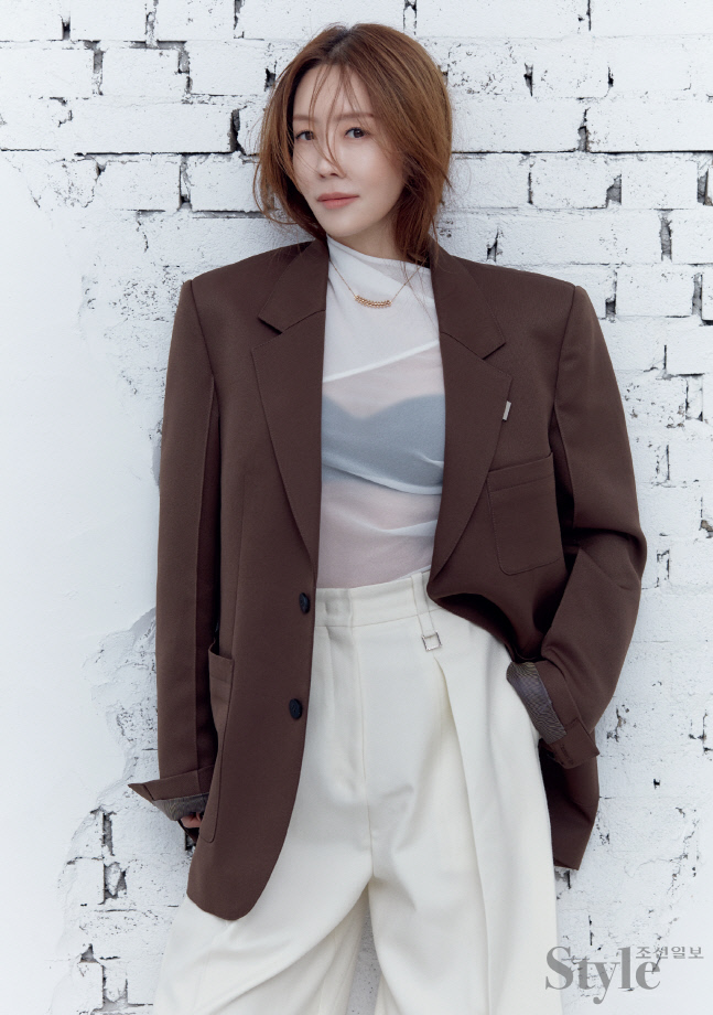 韩国女艺人金廷恩最新杂志写真曝光