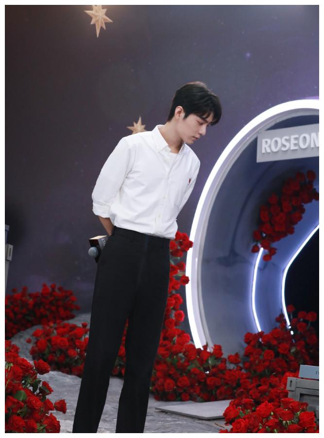 肖战终于正式营业身穿爱心白衬衫清爽帅气手捧玫瑰温柔浪漫