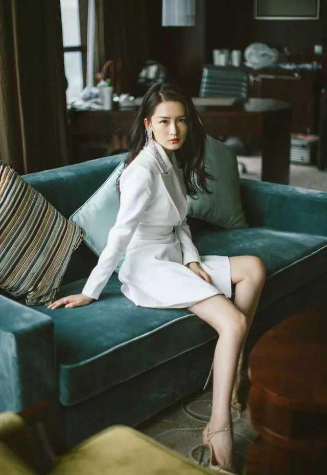 被李沁"圆规腿"美到!踩"香烟鞋"与地面成直角,这腿谁不心动__财经头条