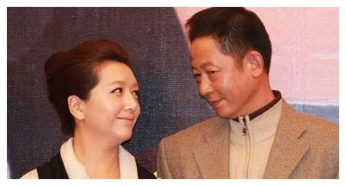 他是小江珊15岁的男友,比靳东帅气,原来是熟悉的男演员