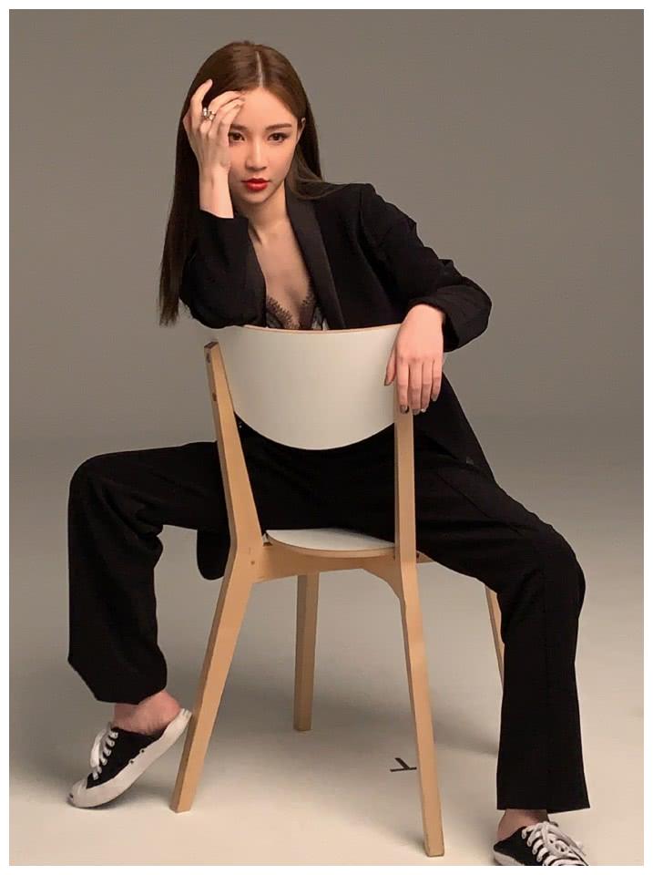 王思聪前女友雪梨晒儿子萌照,昔日网红变董事长,这身材好到爆!