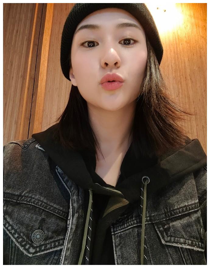 1月19日,何超莲在微博晒出三张自拍,说道:"剪到这么短啦,过两天去把它