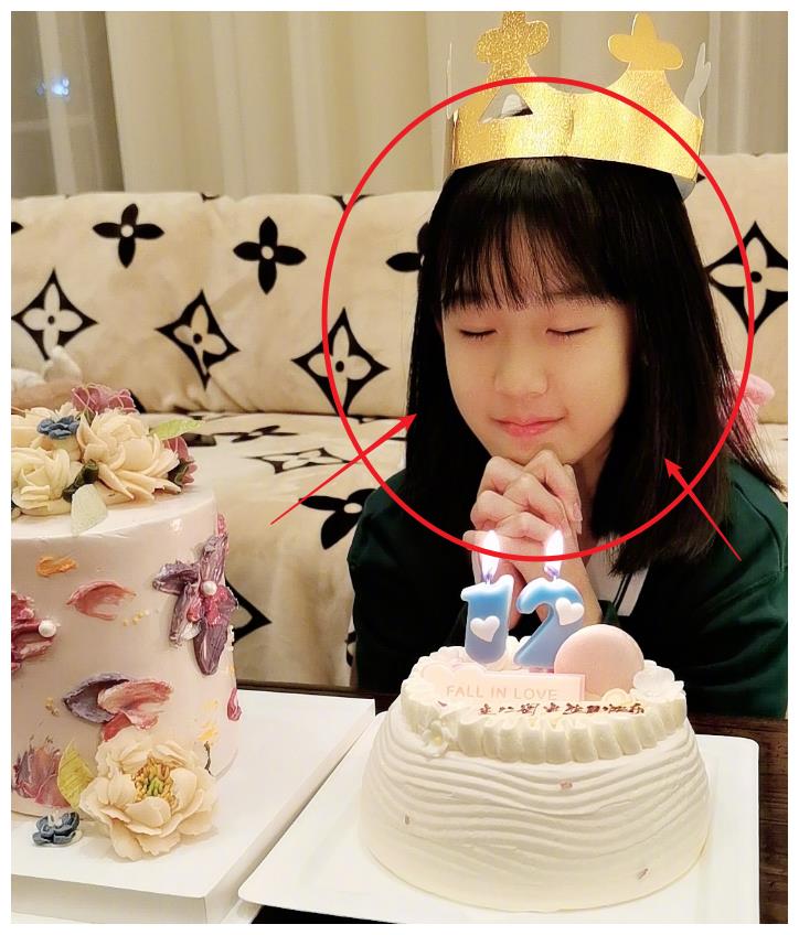 又一位星二代长大了,本以为黄多多够美,看清贝儿才