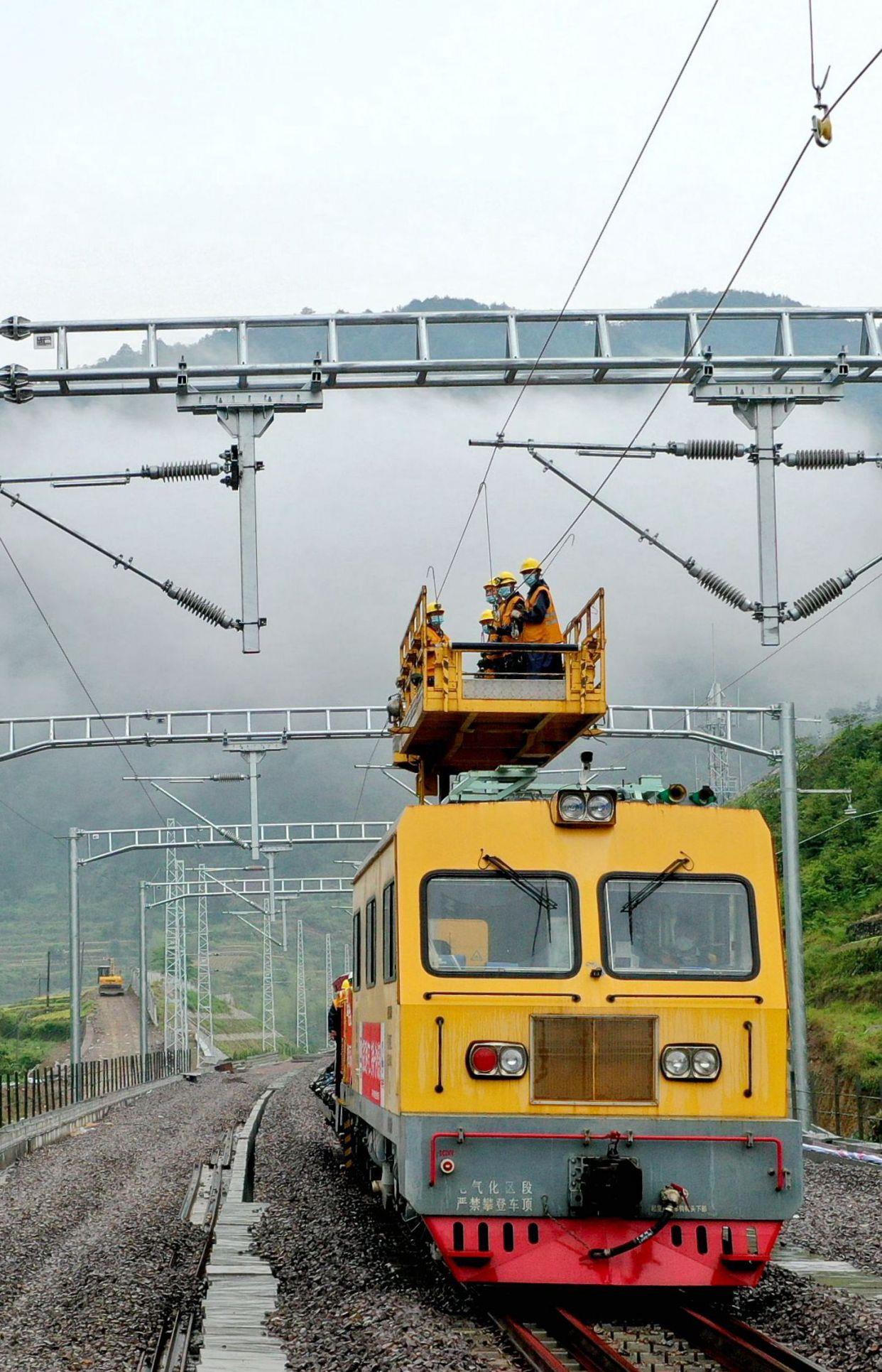 浙江金华:铁路风雨无阻赶进度 首条接触网导线成功架设