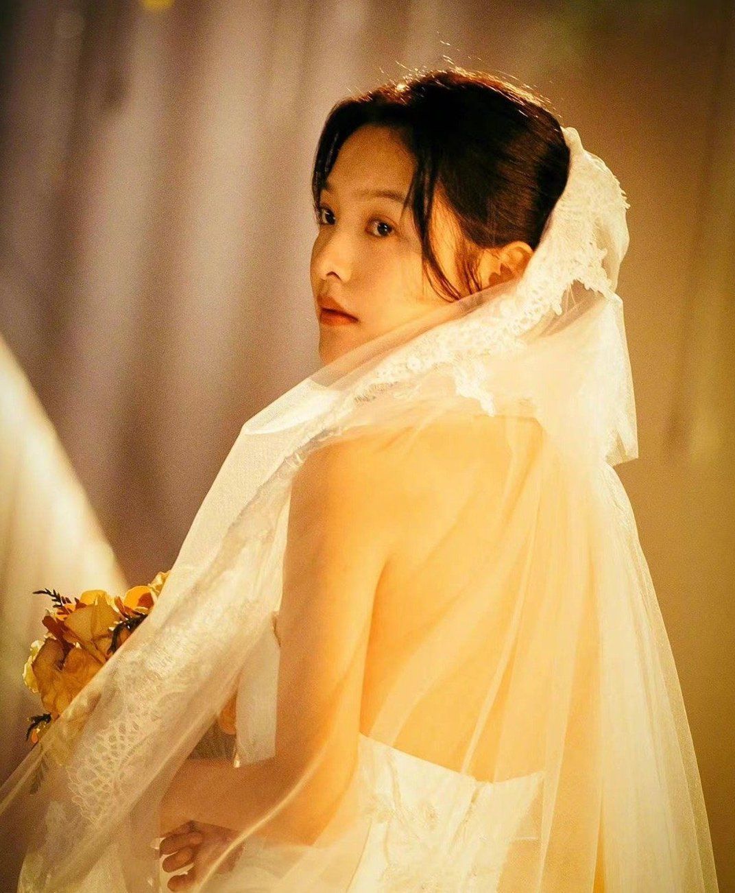 综艺节目里再次看到章若楠的婚纱扮相,顿时梦回《你的婚礼》,不同的是