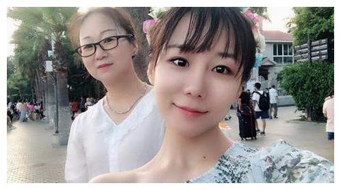 也正是因为这个原因,所以邓琳琳和哥哥邓枭枭都自小接受体操训练.