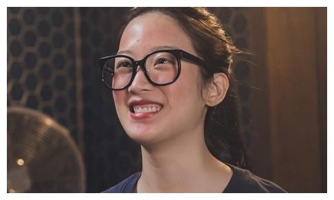 确认出演后,小编很好奇到底是不是真的能还原漫画中,化妆前的任朱静?