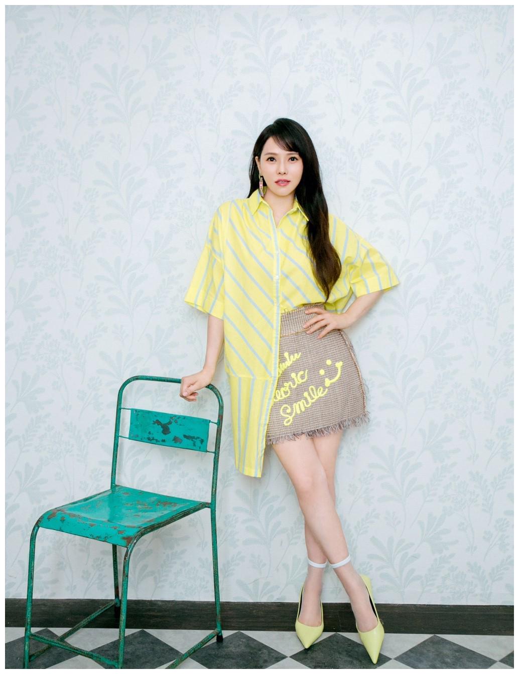 52岁伊能静少女感十足穿链条短裙走机场甜笑比心好随意