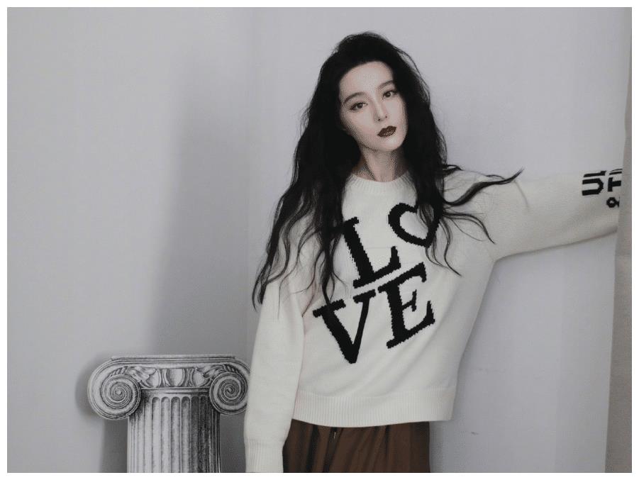 当天,范冰冰身穿浅紫色西装外套搭配蓝色条纹阔腿裤,戴着黑色贝雷帽和