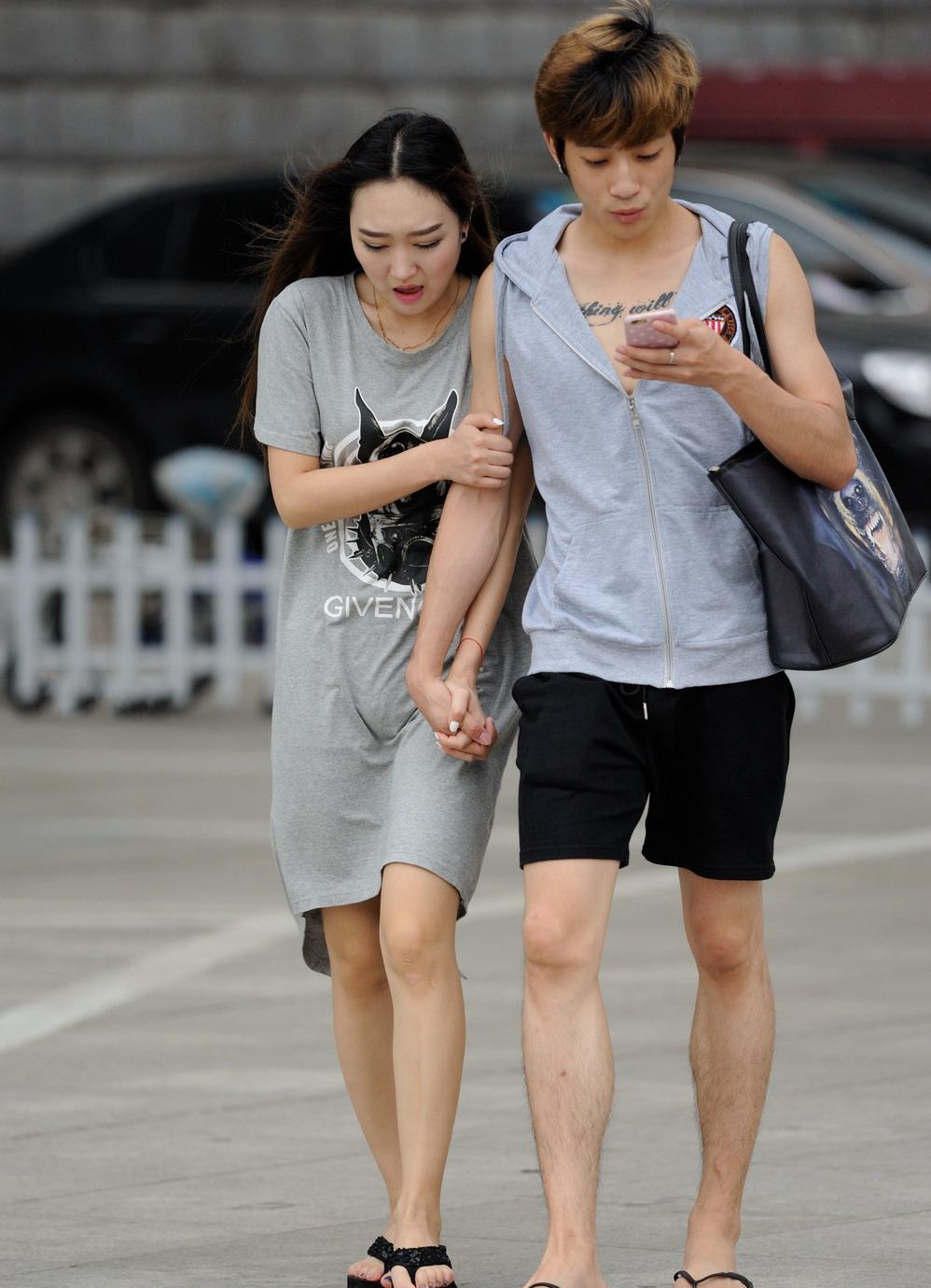 街拍恩爱情侣十指相扣网友撒狗粮啦