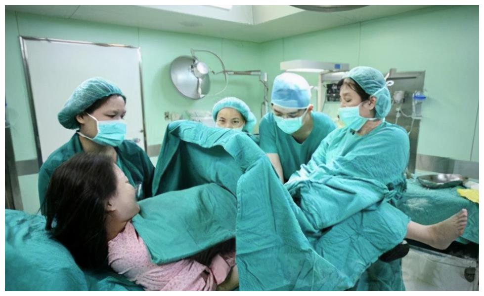 ",新晋妈妈产后含泪控诉:脱裤子只是开始|产房|产妇|脱裤子_新浪新闻