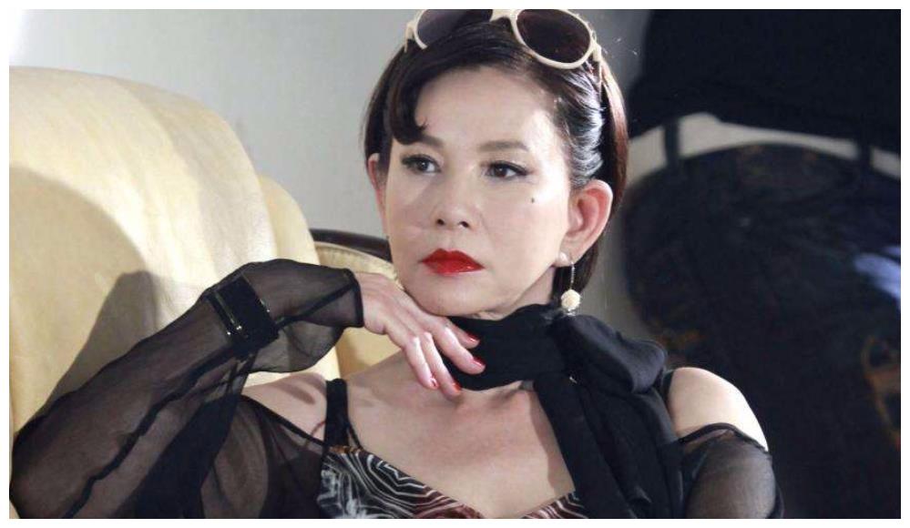 "第一名模"嫁入豪门,19次试管患癌遭丈夫外遇离婚,今活出自我|周丹薇